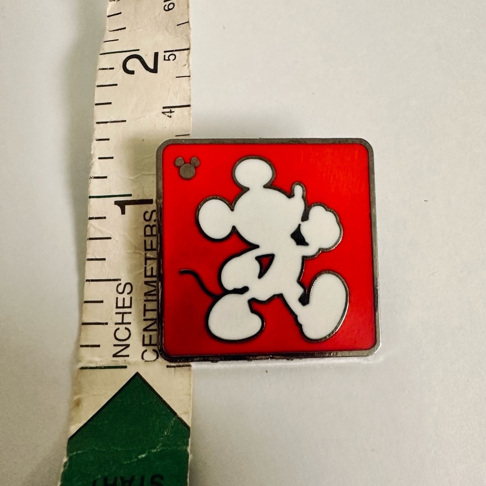 DISNEY MICKEY MOUSE HIDDEN MICKEY PIN